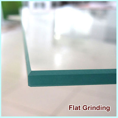 Smart TV in woonkamer Hotel LED spiegel met Max Business Android en wit glas