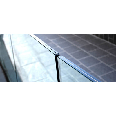 Inrichting decoratief gelamineerd glas met draadnet tussenlaag en gehard glas