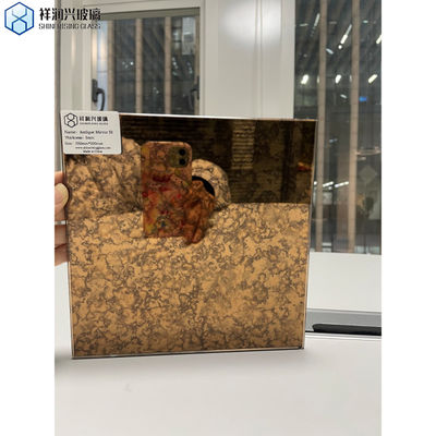 Moderne zilveren juwelendoos met antieke spiegel en rustieke klassieke stijl