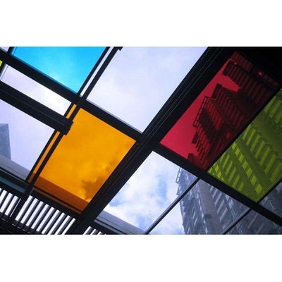 Bouwglas in plat donkerbrons getint gehard glas voor gelamineerde structuren