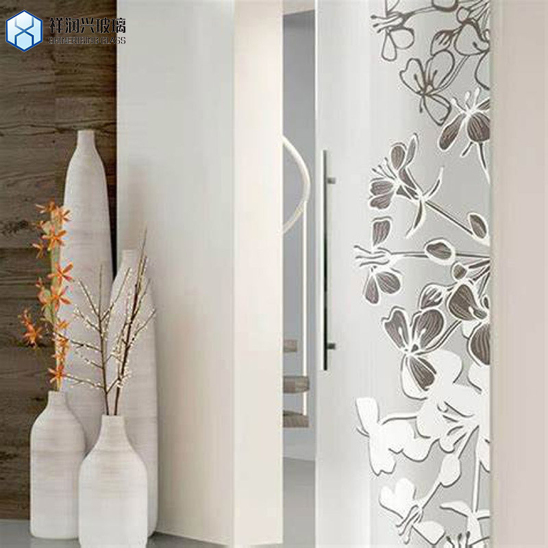 Kleurrijk glas in kleur zonnelampen Kleurrijke en elegante kerkruiten